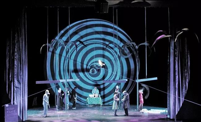 演繹不同版本的《波西米亞人》舞臺劇表演，一次嗨個夠