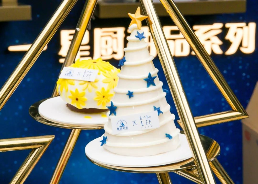 快閃活動(dòng)策劃打造成一棵星空甜品的圣誕樹，簡(jiǎn)直就是甜蜜暴擊嘛