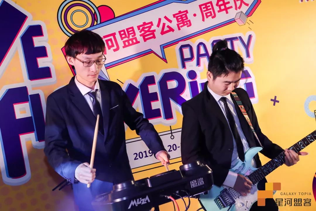 燈光閃爍一秒，瞬間進(jìn)入周年慶典活動(dòng)，面具策劃形式很朋克