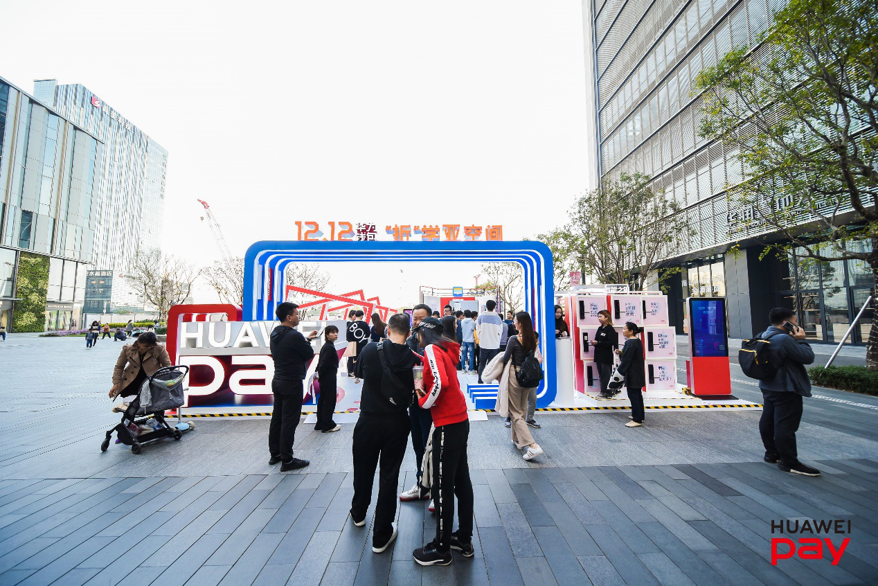 手機(jī)快閃店活動現(xiàn)場驚現(xiàn)許多智能黑科技，全新體驗(yàn)等你來