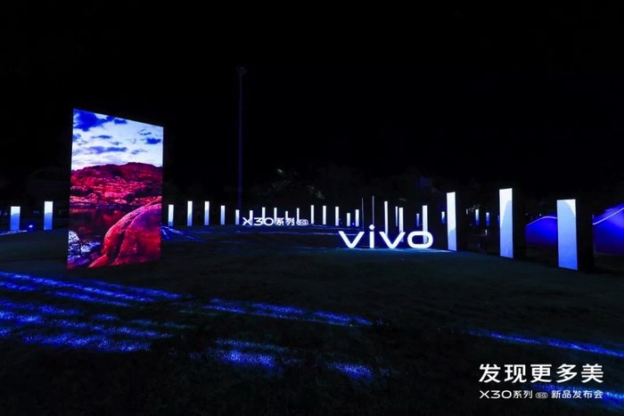 融合山水的開放式發(fā)布會活動，策劃的水池X型舞臺藝術(shù)范兒十足