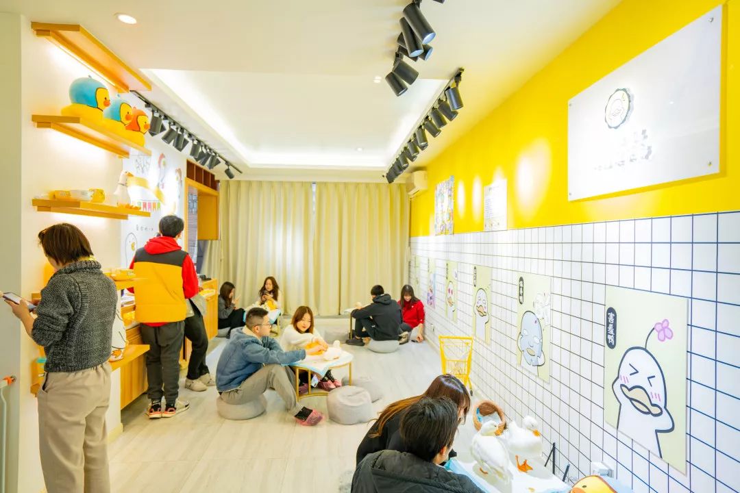 鴨鴨主題快閃店活動萌翻了，2020擼鴉不擼貓，沖鴨