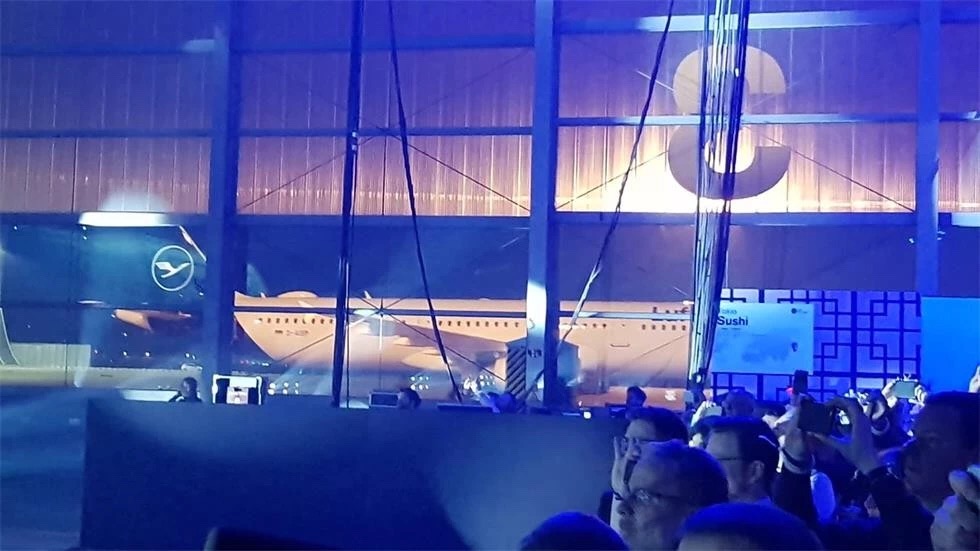 航空公司發(fā)布會策劃了一個將客人、手機和屏幕連接在一起的藝術(shù)裝置