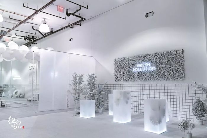 主題快閃店形式的展覽策劃，黑白風(fēng)格很是印象深刻