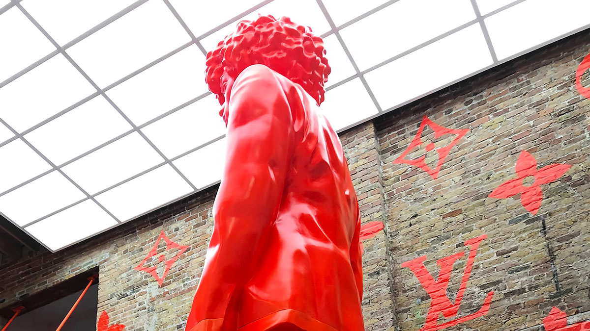 在沉浸式和概念性的橙色背景下，Louis Vuitton芝加哥快閃店帶來了城市的活力