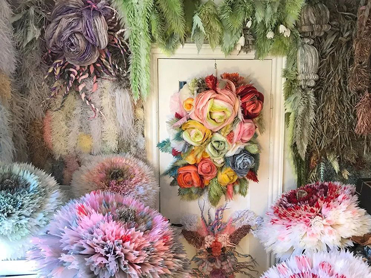 以顏色輕柔的紙層層堆疊并錦簇成花朵的展覽活動，真的驚喜了雙眼