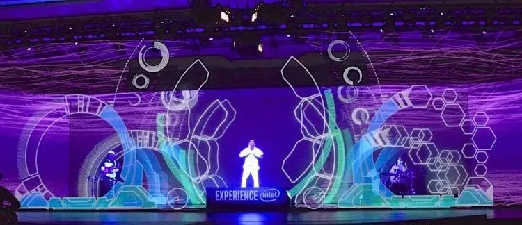 用動作就能操縱視覺的演出活動未來氣息滿滿，身臨其境的視覺效果很大膽
