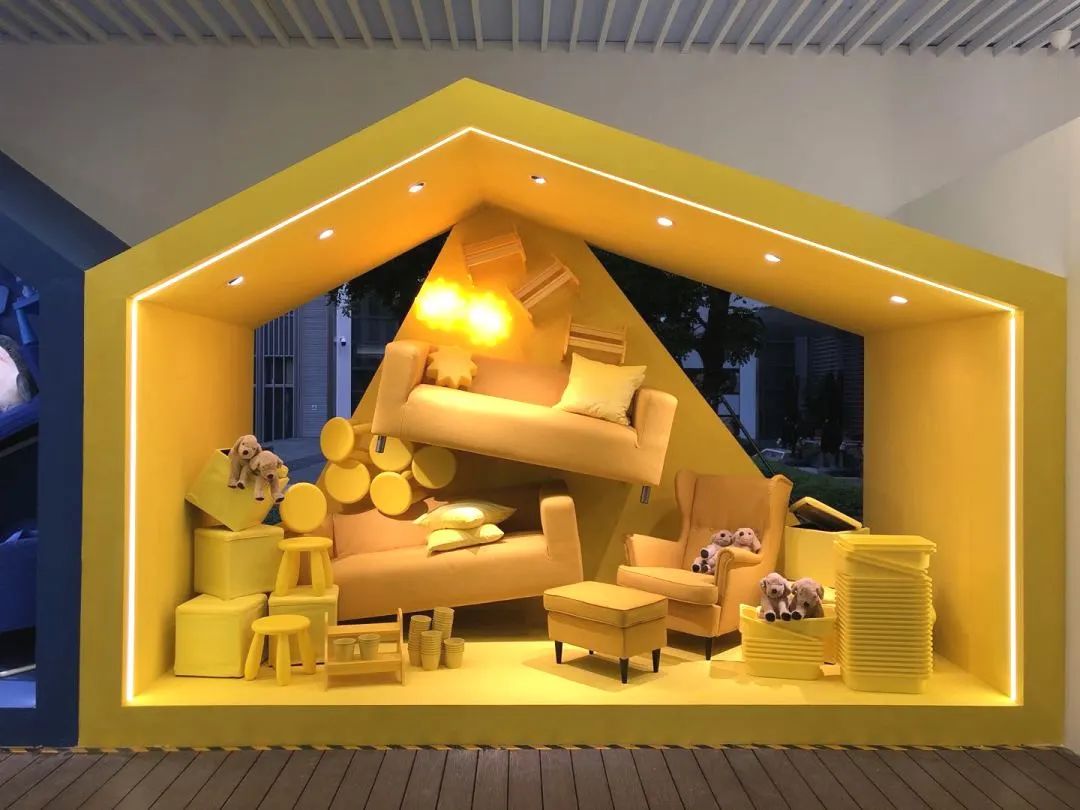 宜家快閃店展覽活動自帶吸睛特效，藍色購物袋甚是撩人