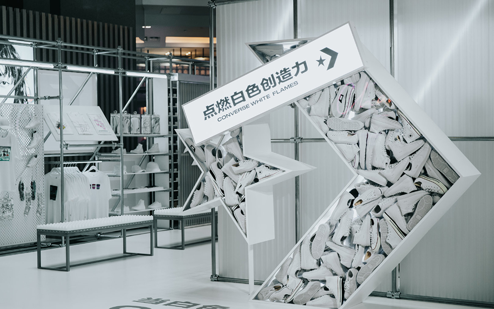 白色火焰快閃店展覽活動(dòng)的火焰“燒”得很旺，還能現(xiàn)場個(gè)性化定制