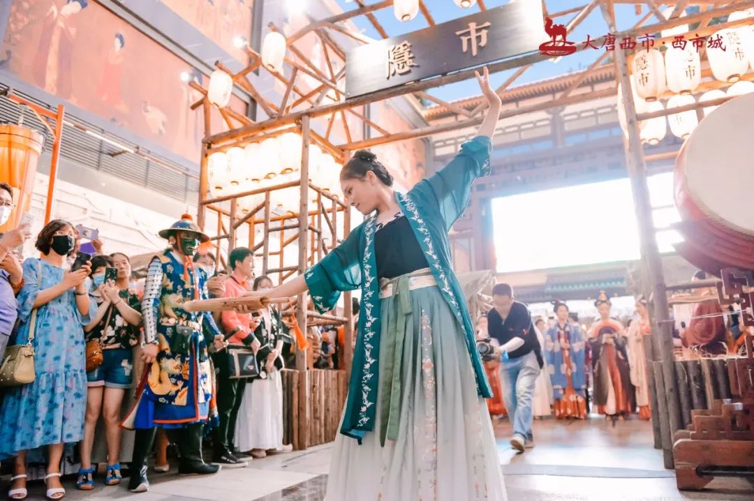 古代創(chuàng)意市集活動現(xiàn)場驚現(xiàn)百余位漢服同胞，策劃表演體驗十足