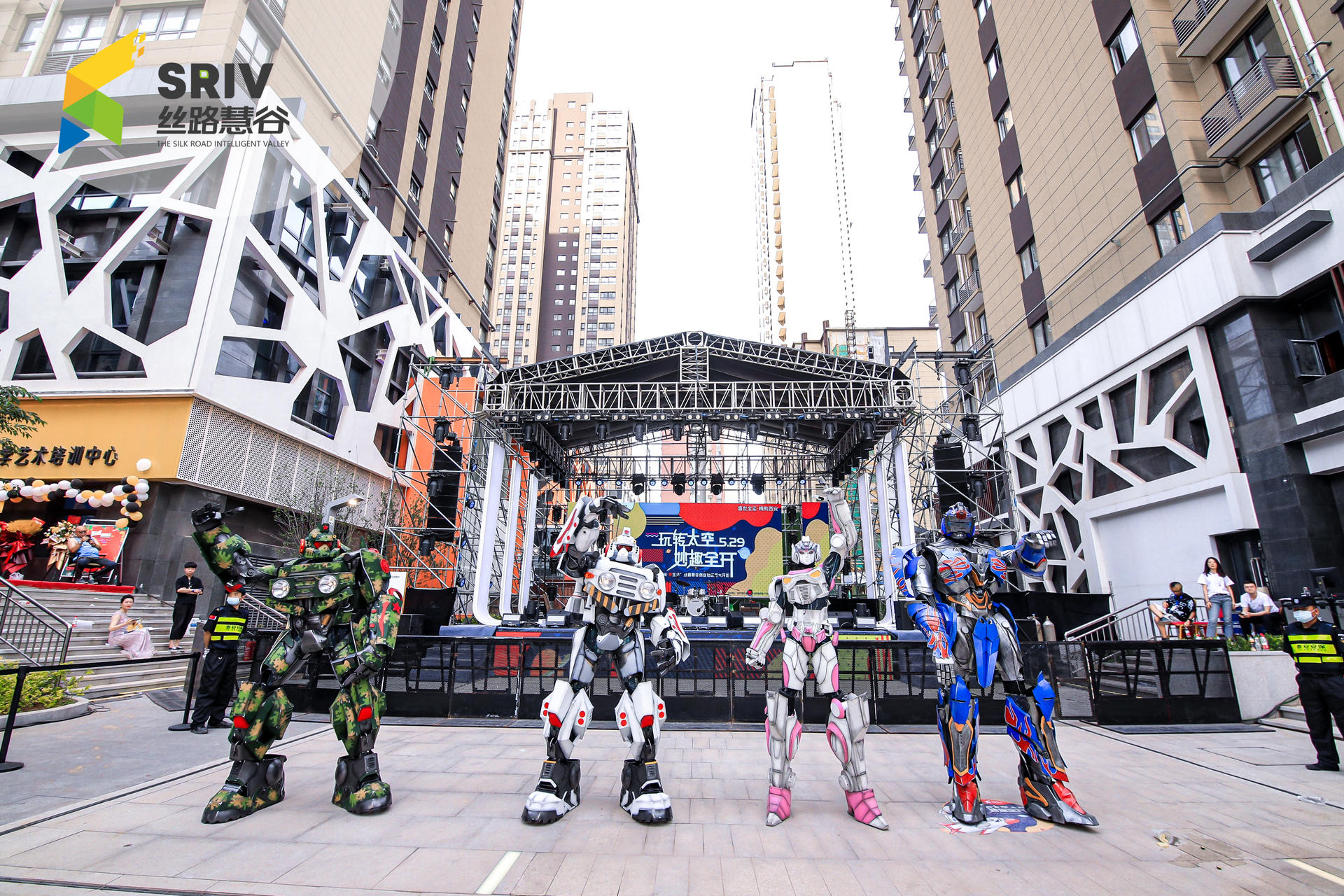概念街區(qū)開街儀式活動策劃空降知名樂隊，爆梗頻出尖叫不斷