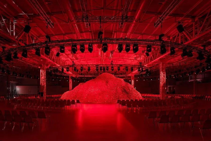 DIESEL2023秋冬大秀活動(dòng)策劃了一座杜蕾斯山丘，刷屏了社交平臺(tái)