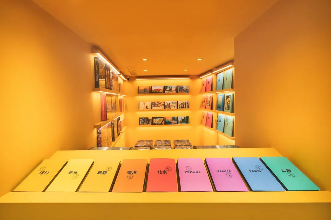 LV“紅黃綠”書報亭快閃活動策劃用不同顏色賦予了每座城市各色魅力